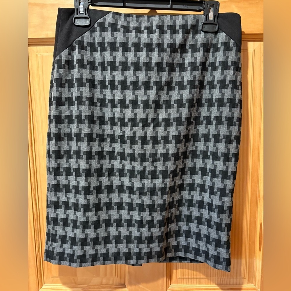The Limited Gray and Black Pencil Skirt Knee-Length houndstooth pattern Wmns 4